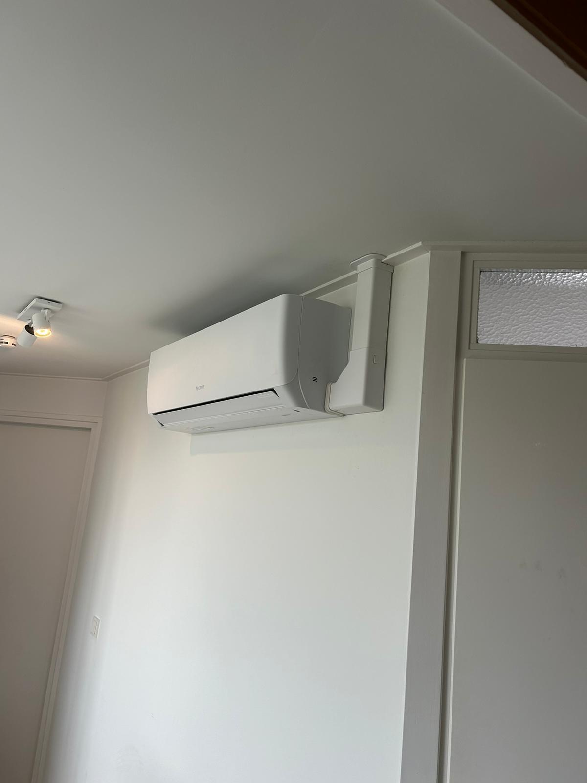 Zonnepanelen op een schuin dak in Wormer