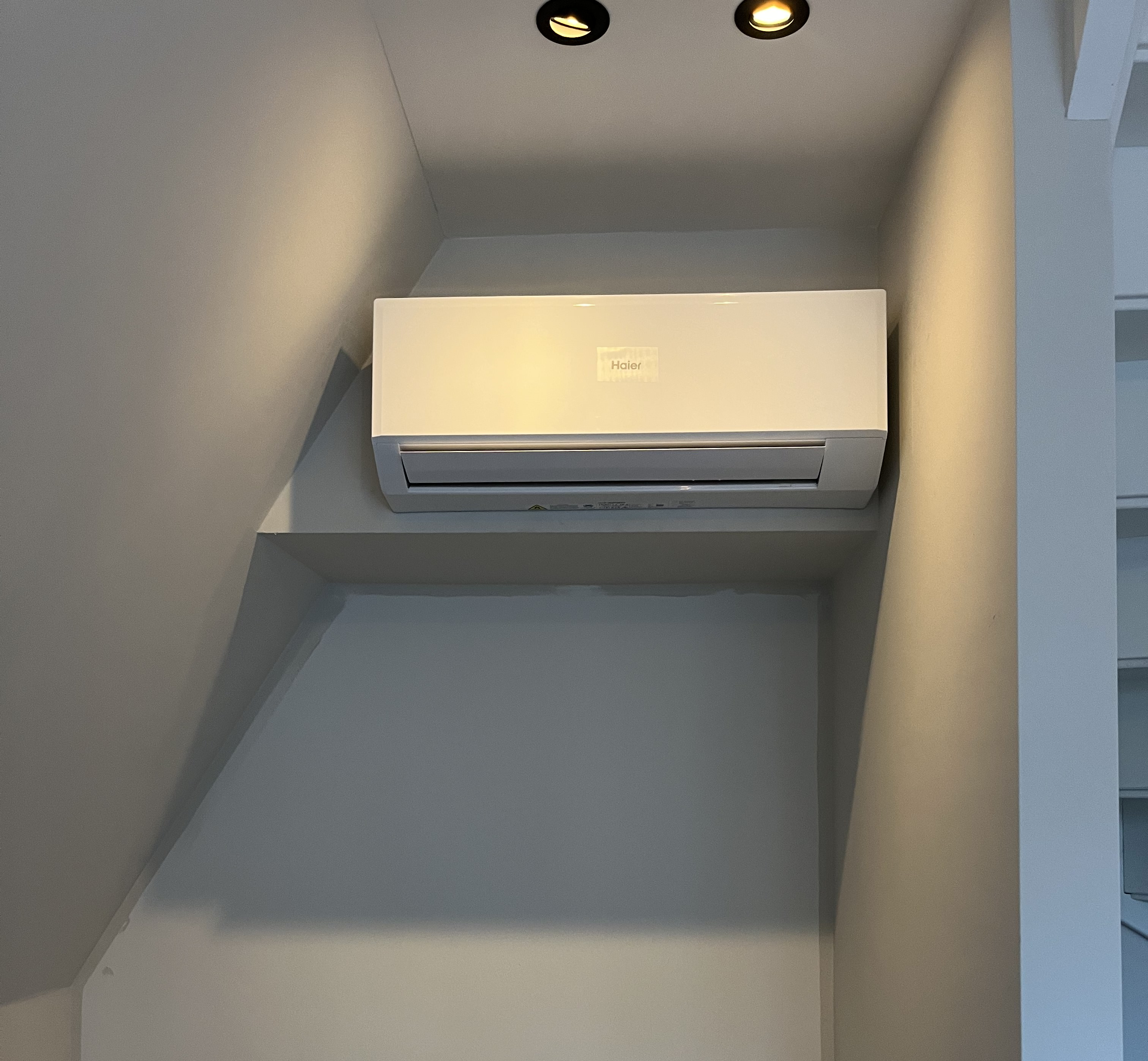 Wandairco slim weggewerkt onder schuine kap te Assendelft