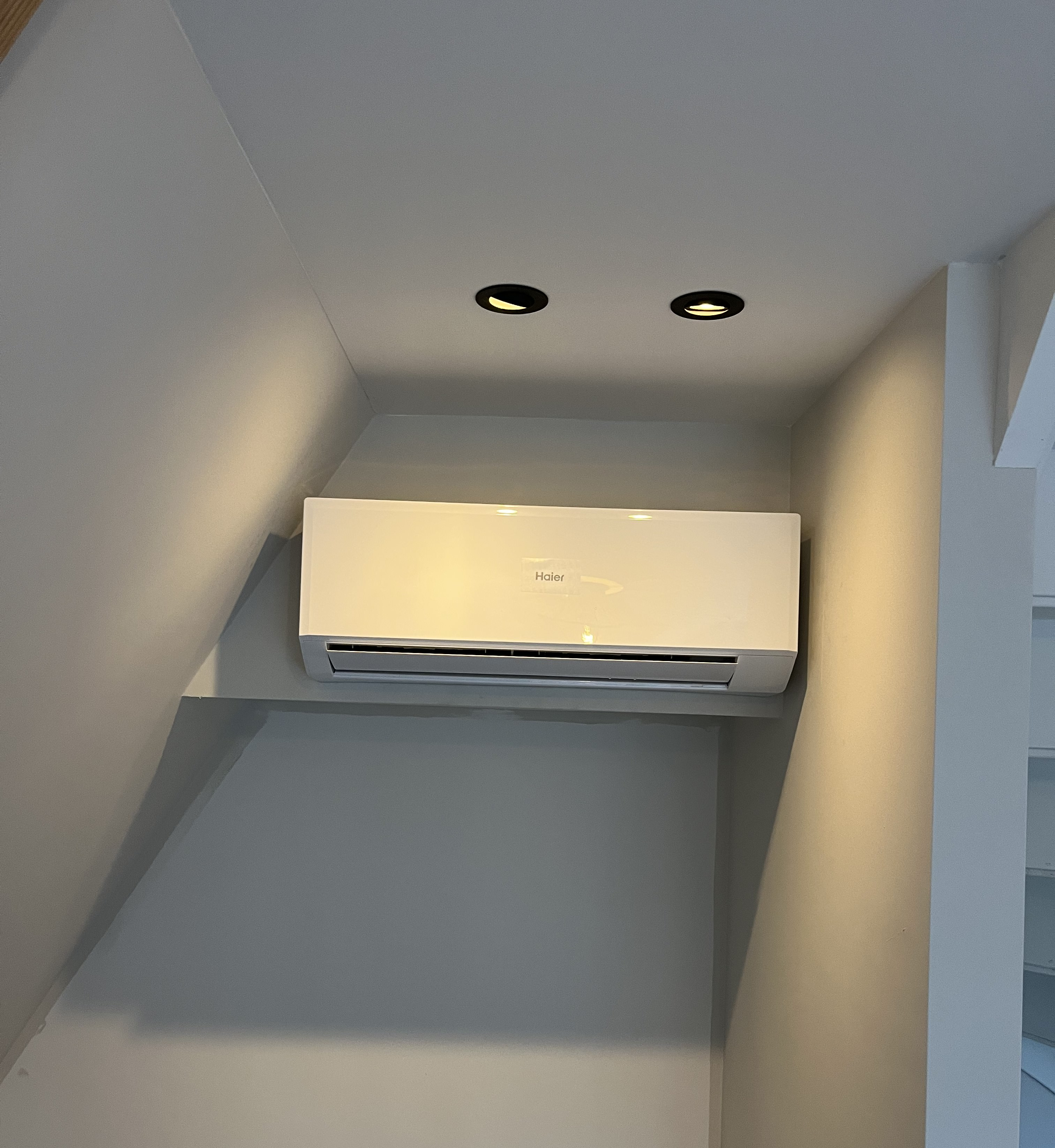 Detail van de airco-installatie en leidingwerk