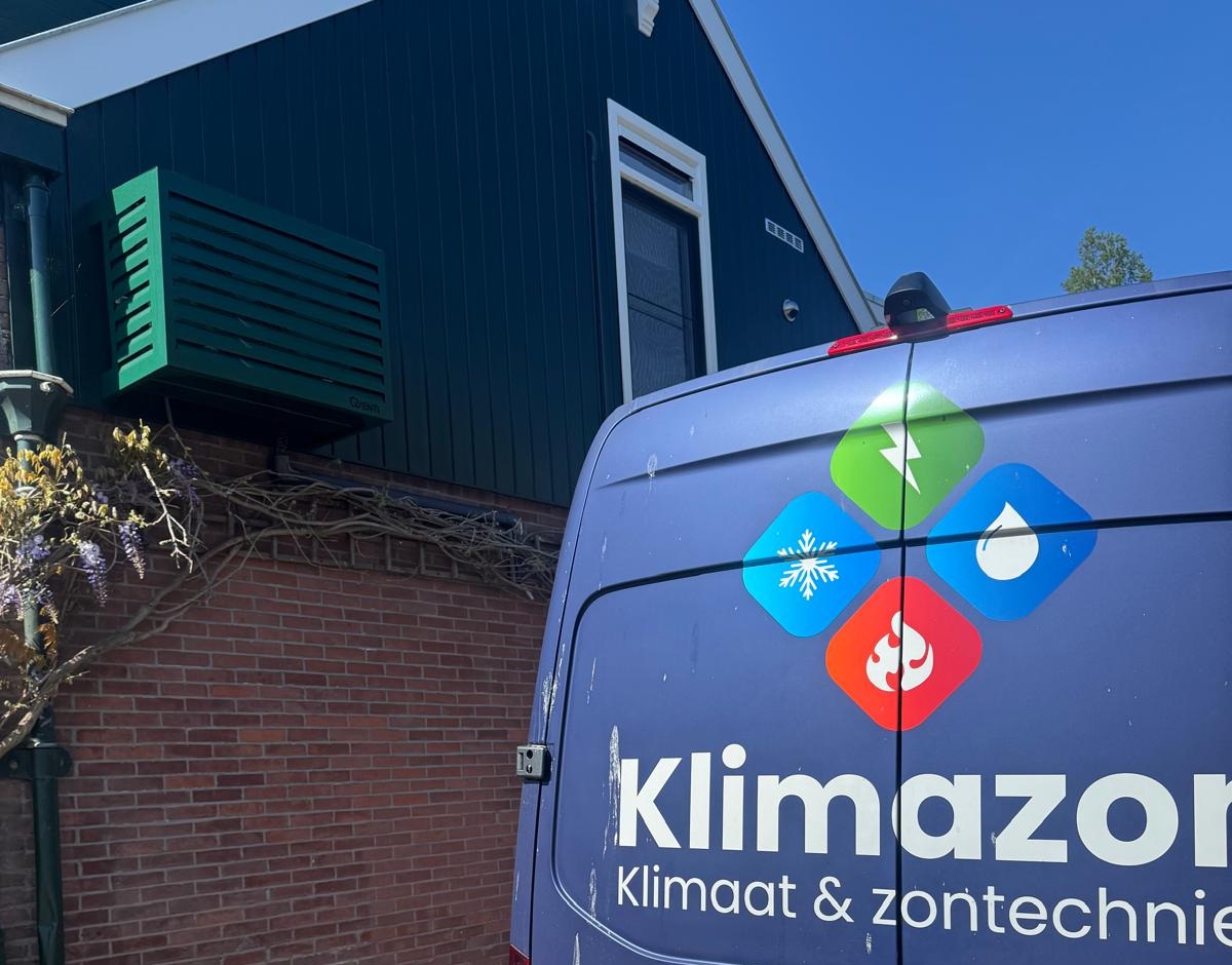 Detail van de airco-installatie en leidingwerk