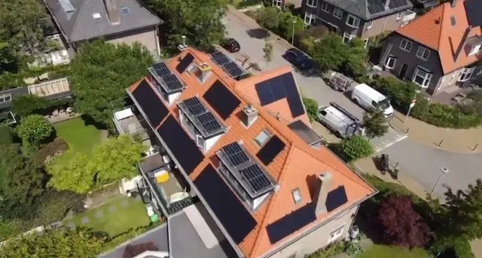 Zonnepanelen op een schuin dak in Wormer (zijkant)