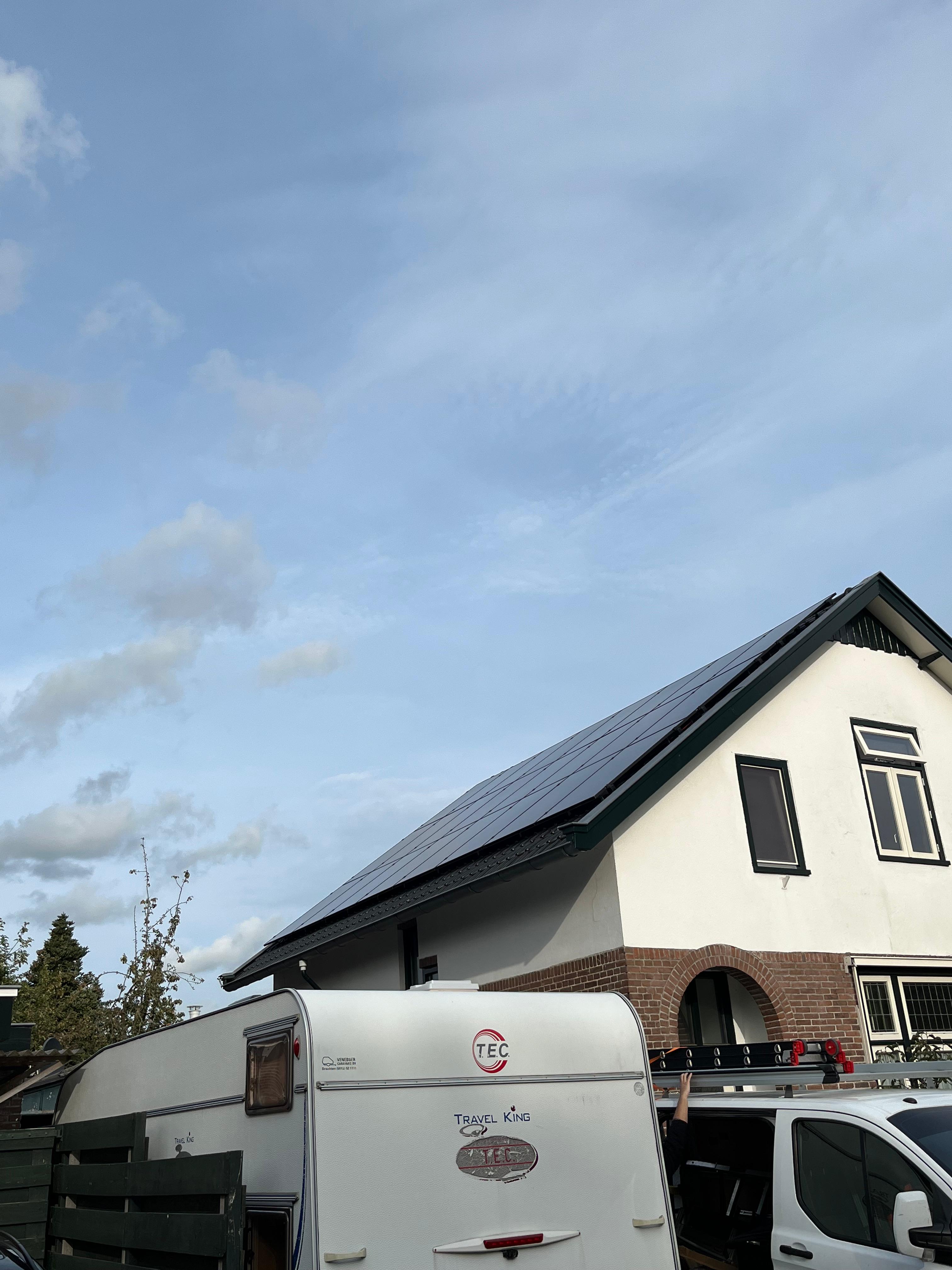 Strakke afwerking van de zonnepanelen in Purmerend