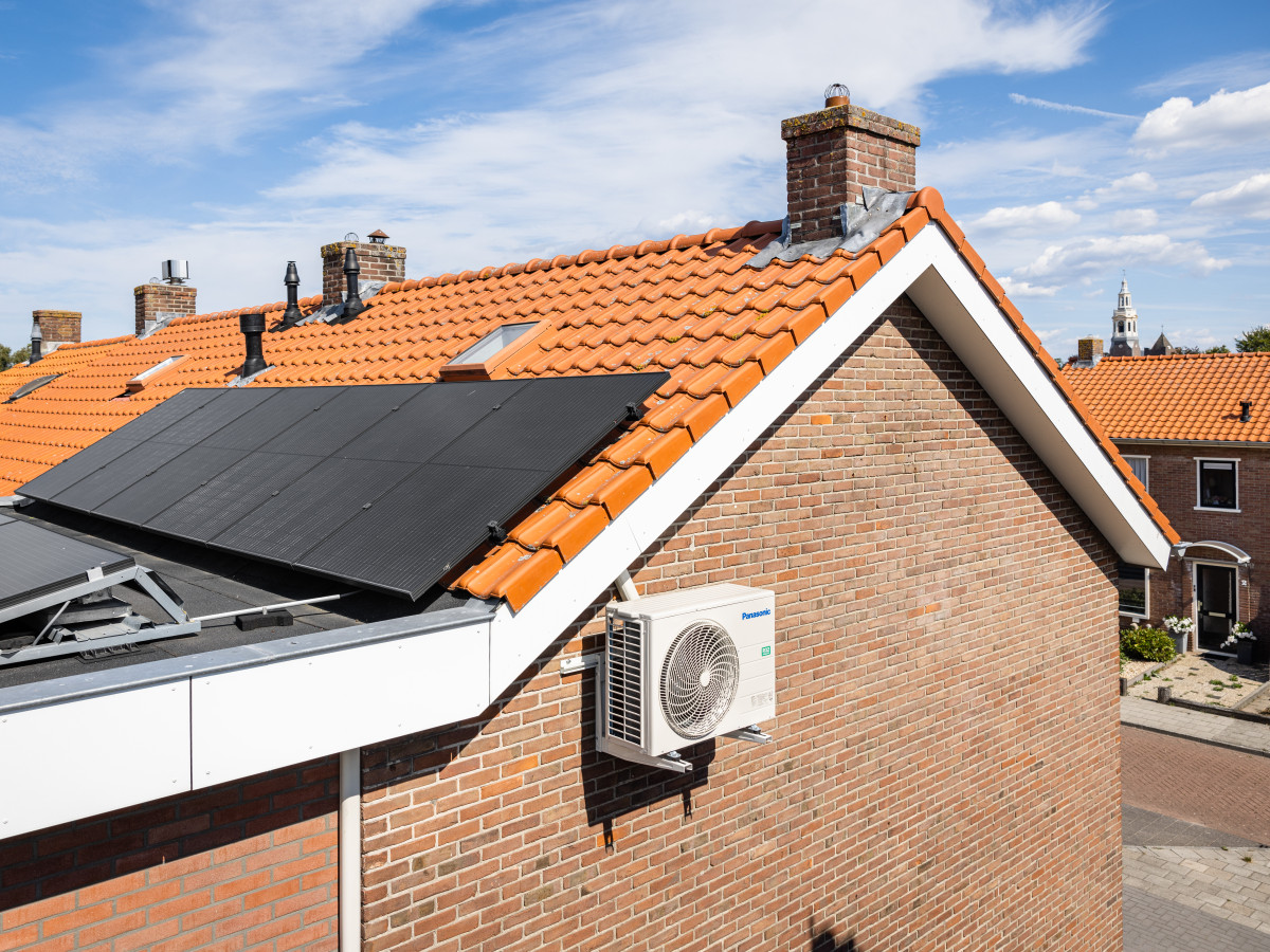 Binnenopstelling met leidingwerk en regeling