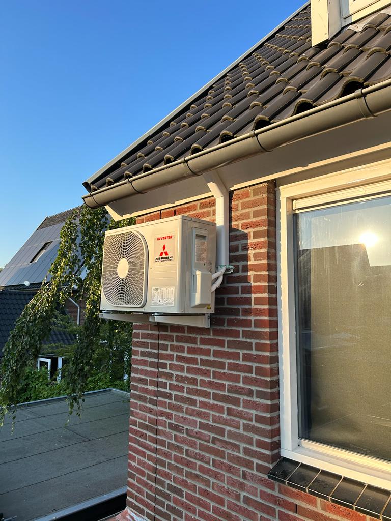 Zonnepanelen op een schuin dak in Assendelft